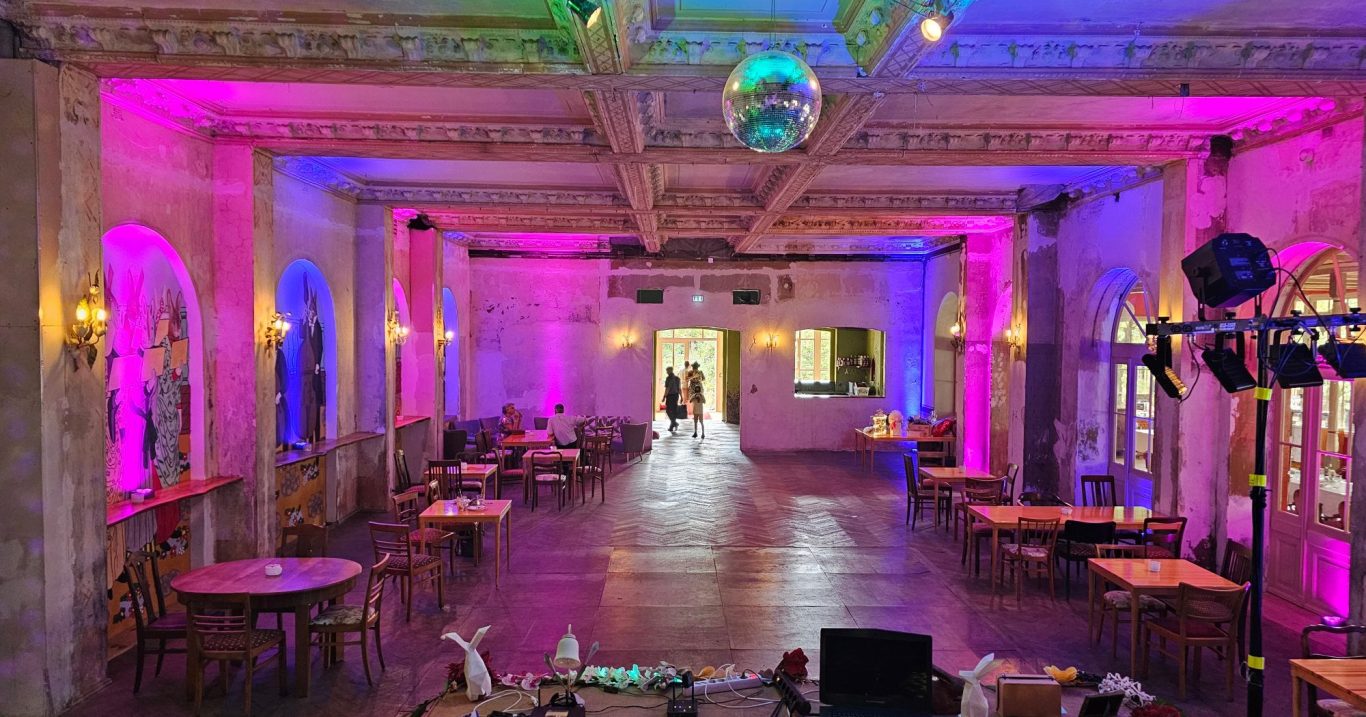 Villa Hasenholz in Leipzig Festsaal mit Ambientebeleuchtung und Tischanordnung für eine Veranstaltung in Leipzig