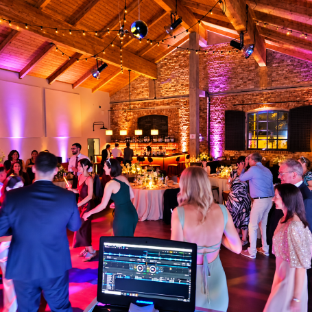 Hochzeit Eisengießerei Leipzig Tanzende Menge bei schönem Ambiente in der Eisengießerei Leipzig