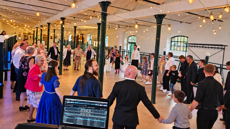 Hochzeit mit DJ Ronny LE. Rittergut Ermlitz Feiernde Leute beim Sirtaki im Rittergut Ermlitz mit DJ Ronny LE.
