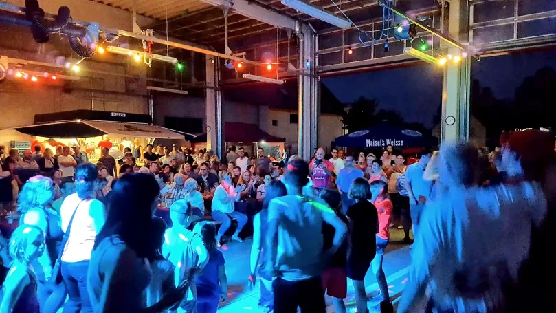 Party mit DJ Ronny LE. Feuerwehrball Wiederitzsch Größere Menschenmenge beim Feuerwehrball Wiederitzsch mit DJ Ronny LE.