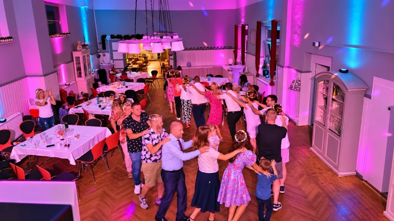 Spaß mit Dj Ronny LE. in Gutshof Hädicke Feiernde Menschen bei einer Polonäse mit DJ Ronny LE im Gutshof Hädicke